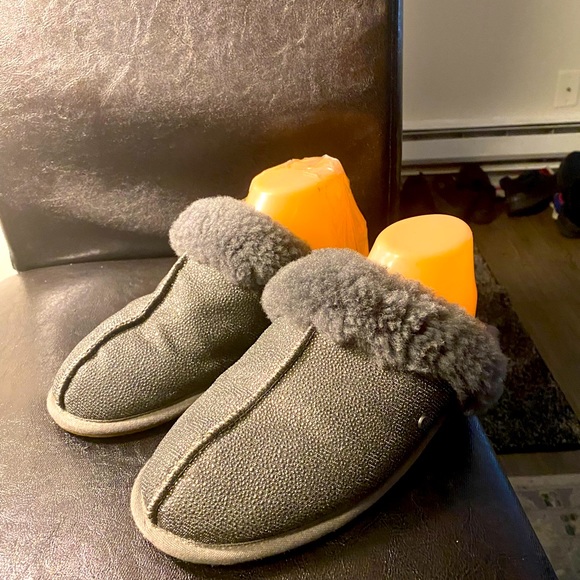 UGG Slippers Size 10 Women’s Gray Silver Fur Sherpa Slides Slippers Size 8 - Picture 1 of 11